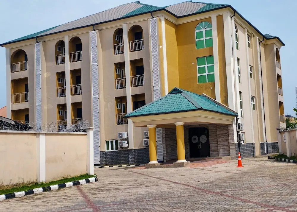 Breakfort Hotel and Suites