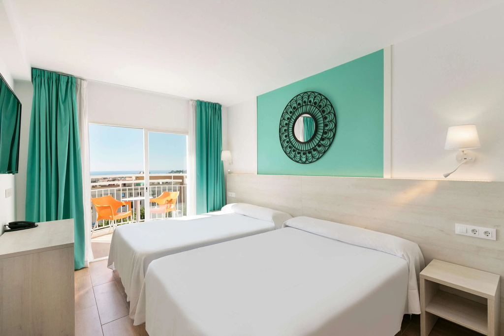 Double room with pool view (full double bed)