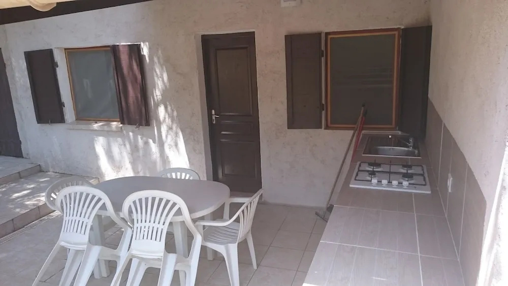 2 Bedrooms Bungalow