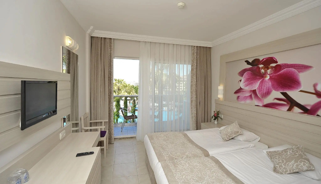 Standard room with pool view