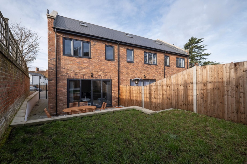 Modern 4 Bedroom House 01 With Parking in Farnham