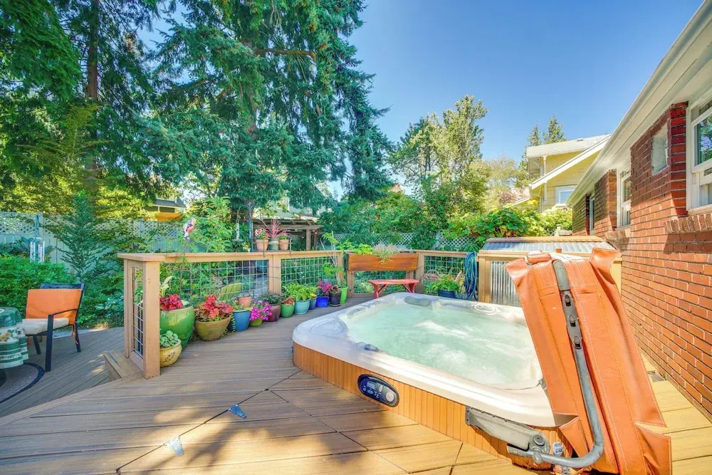 6 Mi to Dtwn Seattle: Walkable Home w/ Hot Tub