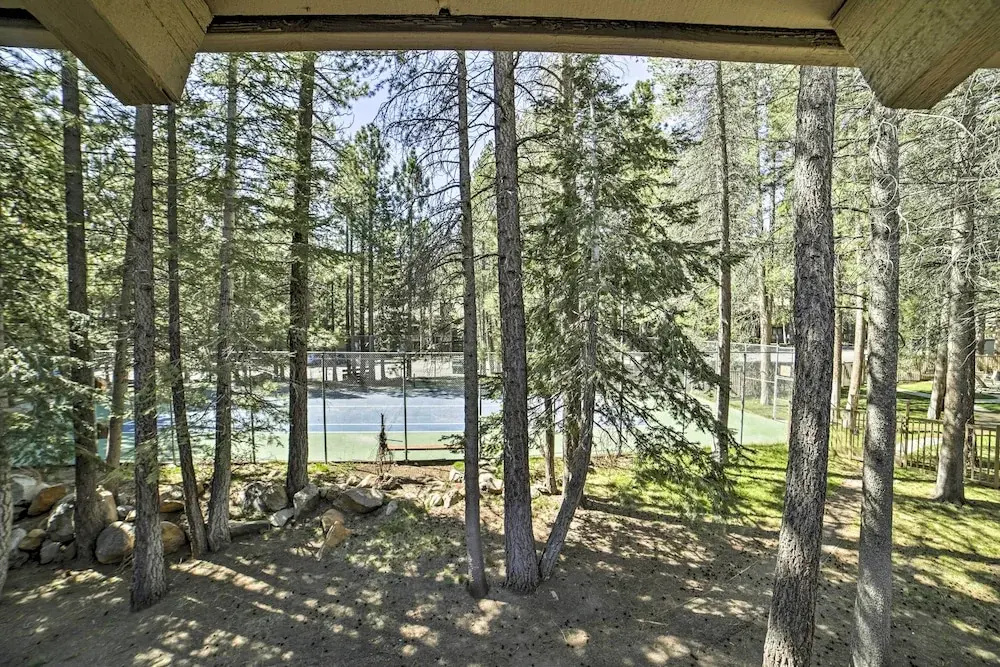 Mammoth Lakes Condo w/ Pool & Spa - Near Shuttle!