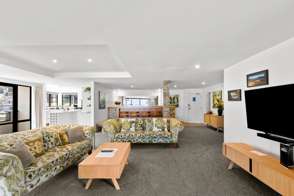 Modern Queenstown Apartment & Great Lake Views in Queenstown