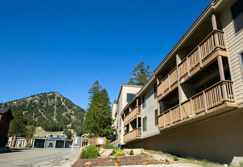 Stay mountainside! One Bedroom Condo Just Steps to the Mountain and 1 Mile to the Village at Mammoth by RedAwning