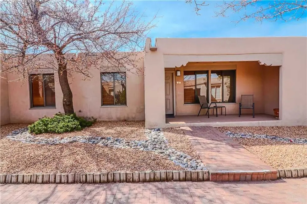 Artist Road #18, 2 Bedrooms, Sleeps 4, Flat Screen TV, Pool Access, WiFi