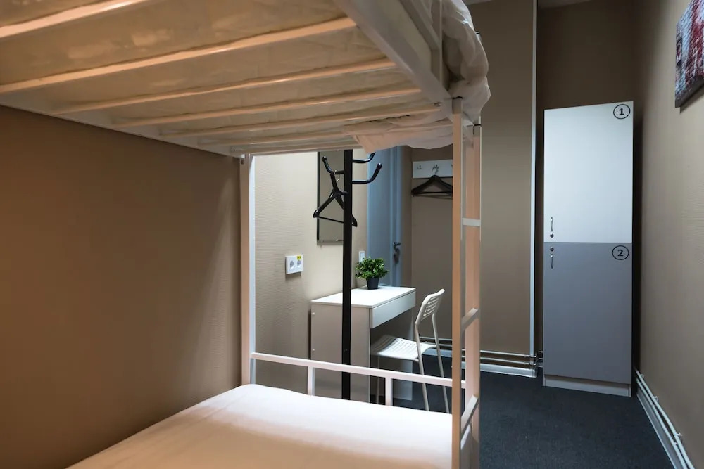 Кровать в общем номере в Just inn