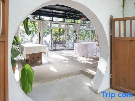 Suite with courtyard view