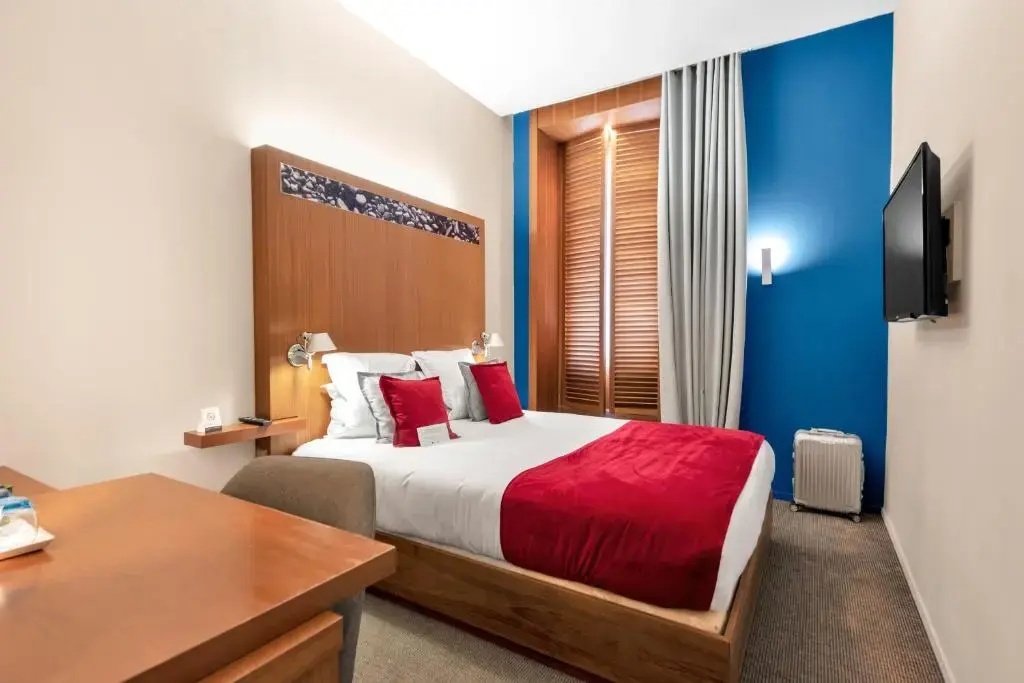 Classic Double room with city view (full double bed)