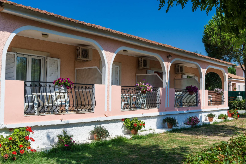 Roussa's Studios and Apartments