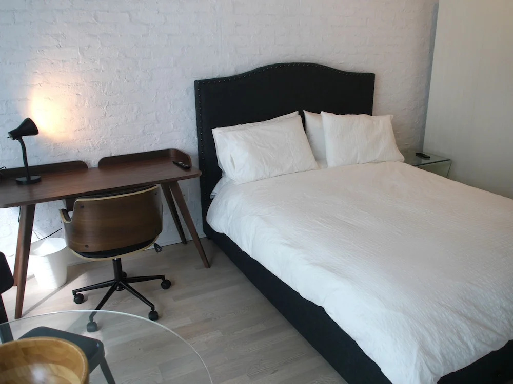 Stylish Condo in Amazing King West Area