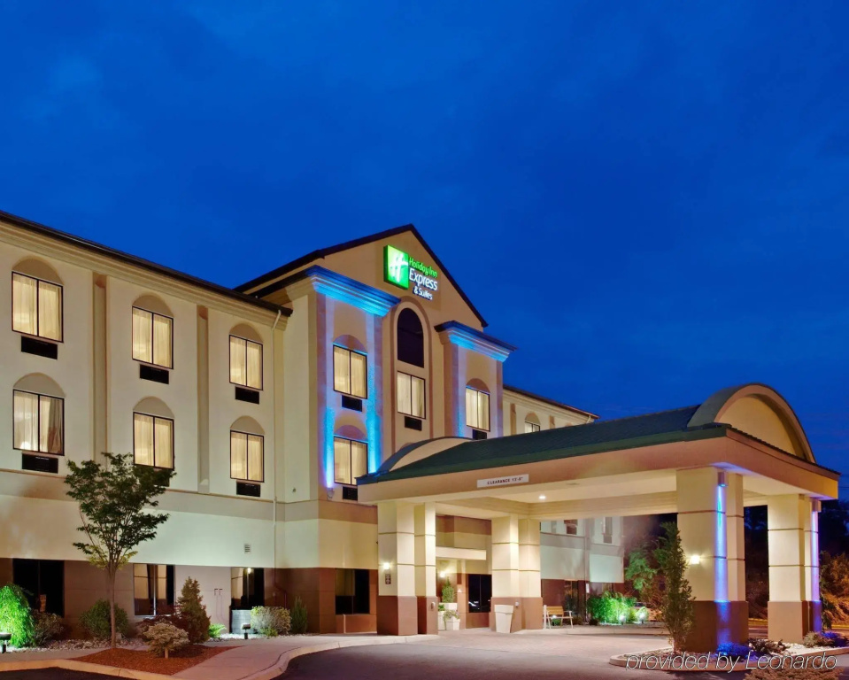 Holiday Inn Express and Suites Newton by IHG