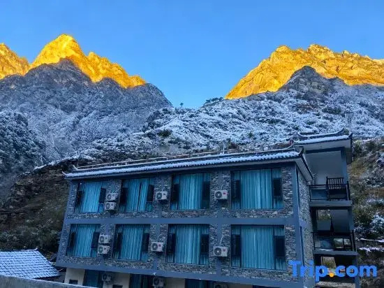 Jijing Xilu Bieyuan｜Starry Canyon Homestay(Hutiaoxia Branch)