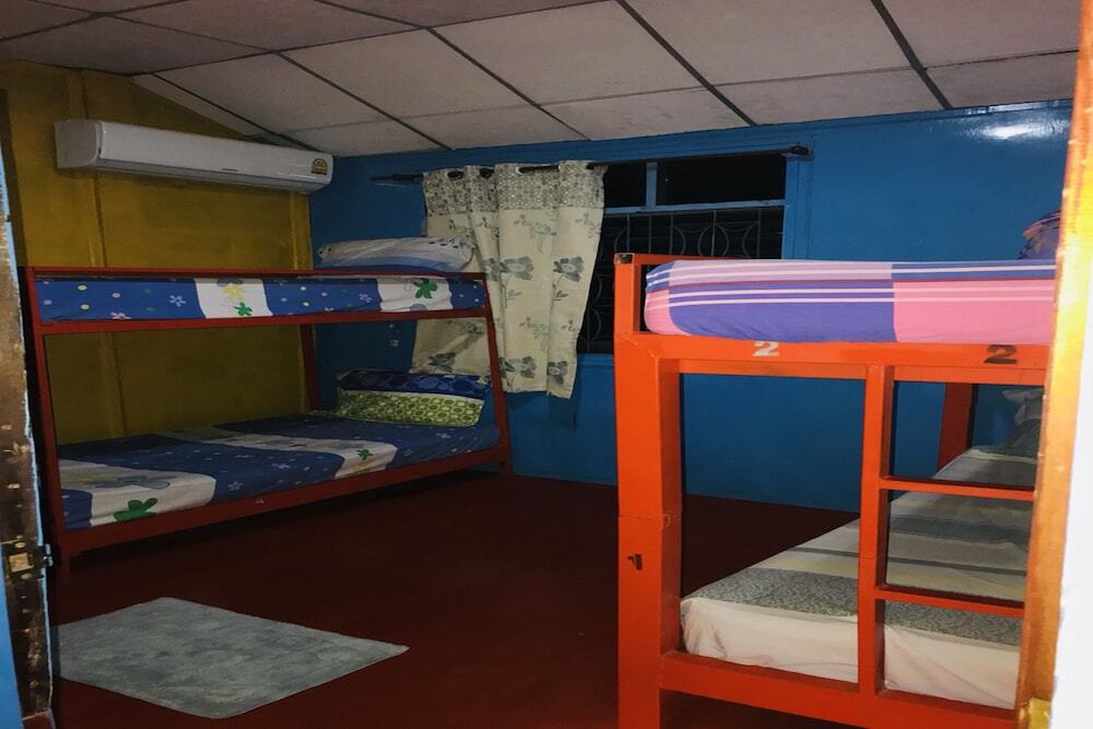 Кровать в общем номере в CJ Guesthouse