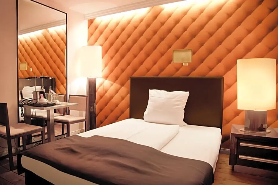 Classic Double room with city view (full double bed)