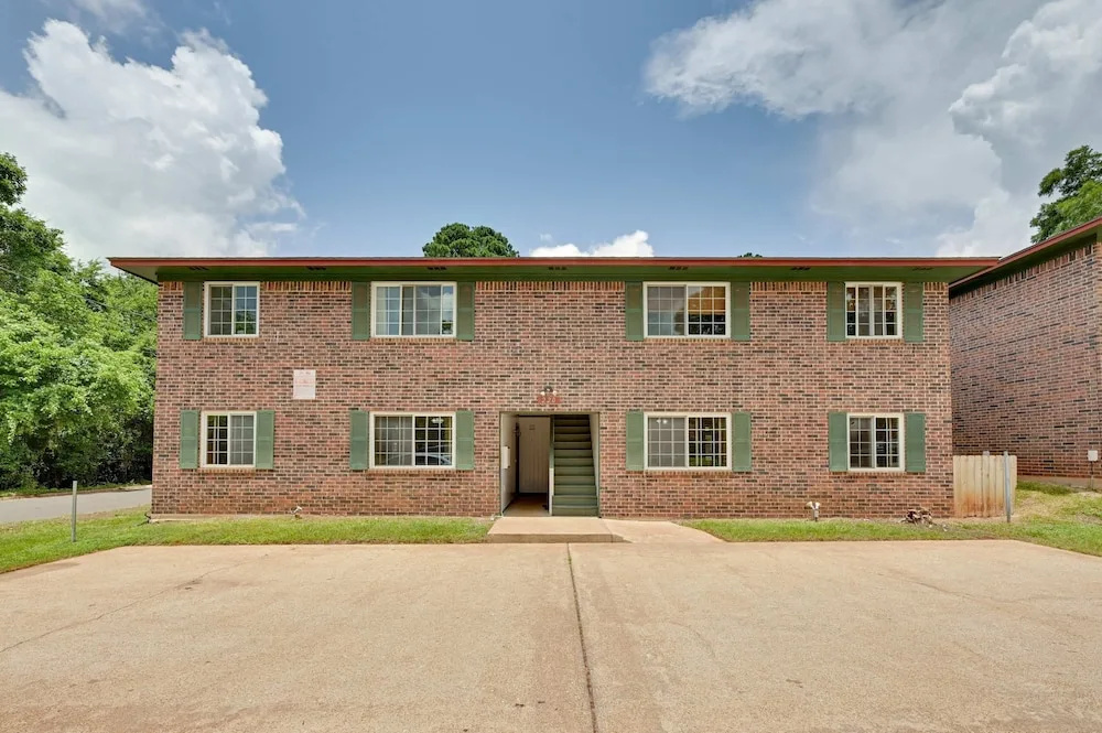 The Homestead Luxury Cozy 2BR Apartment in Nacogdoches Near SFA University and Downtown Pet Friendly Business Ready Extended Stays Welcome With Self Check In High Speed Wifi Full Kitchen In Unit Laundry Private Parking and Quiet Comfort