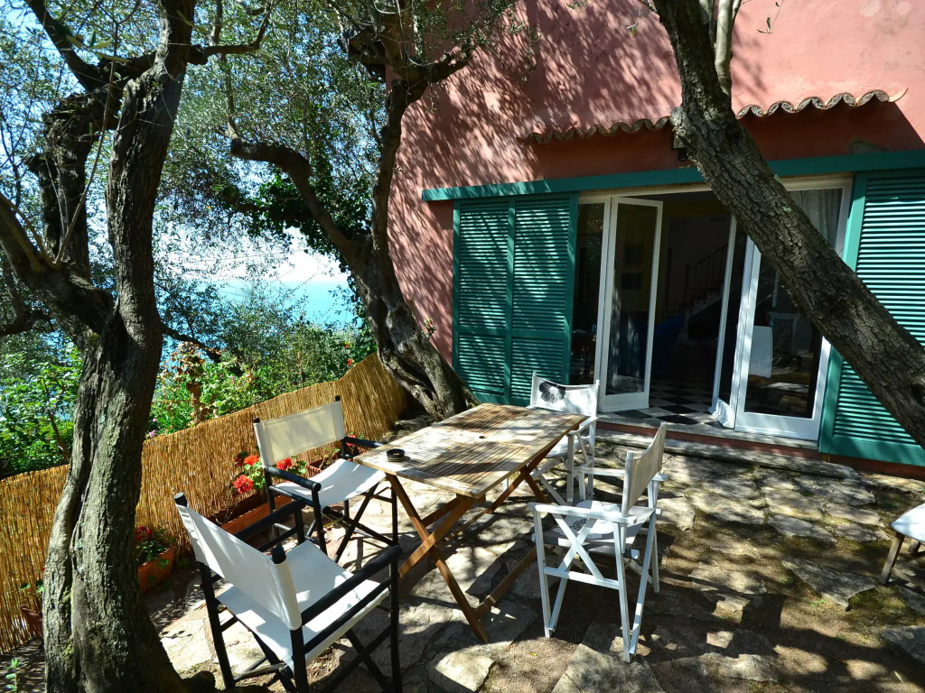 Cozy Holiday Home with private access to the sea