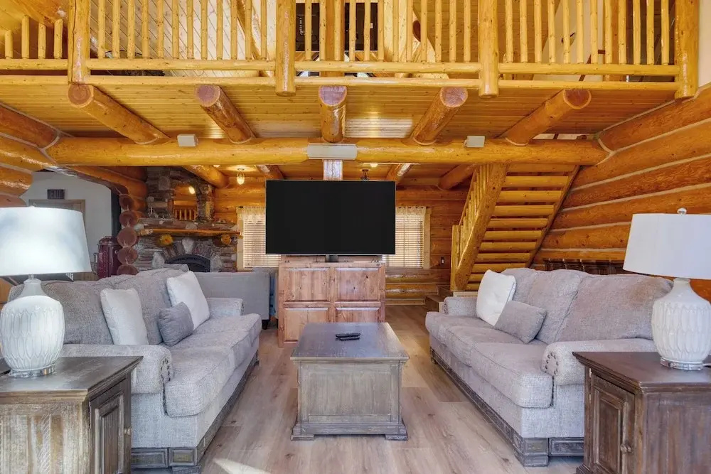 Pinetree Place by Avantstay Group Cabin w/ Hot Tub Minutes to the Lake