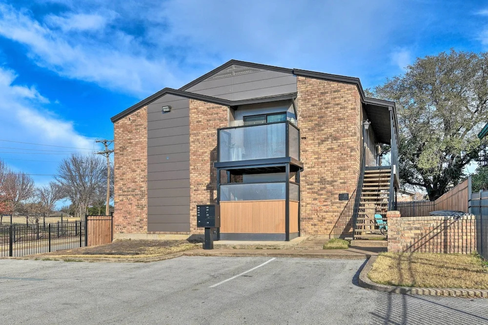 4 Mi to Dtwn: Rustic Fort Worth Apt