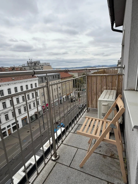 Stylish 1BR Apt Balcony AC City Center