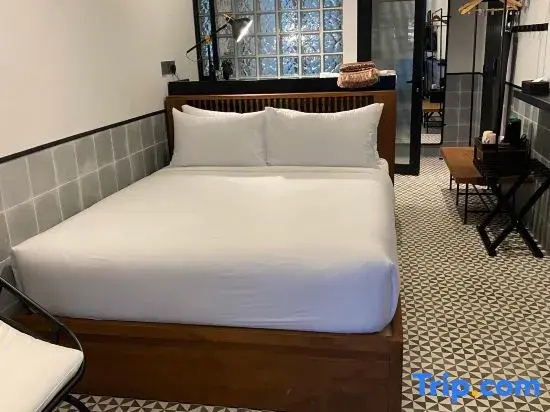 Deluxe Double room (full double bed)