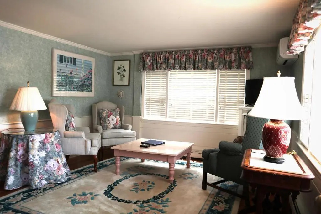 Deluxe Double Suite (full double bed)
