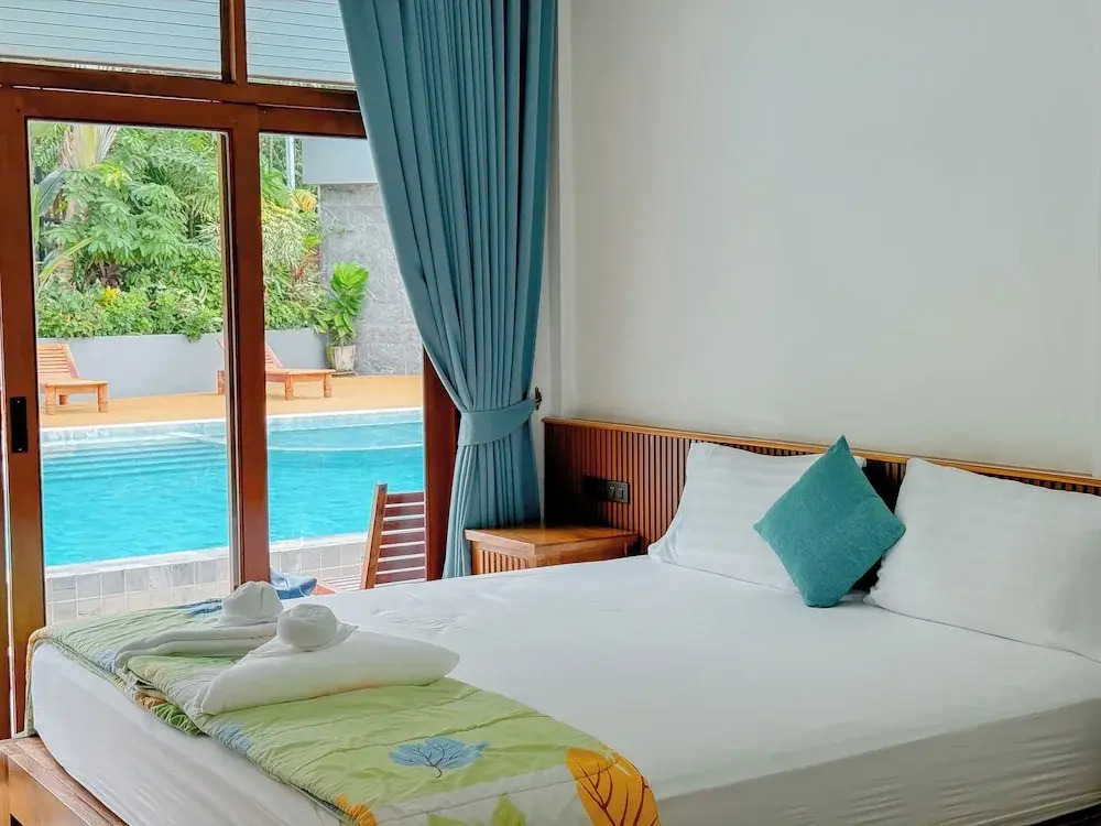 Двухместный номер Deluxe с видом на бассейн двуспальная кровать в Salakphet Resort
