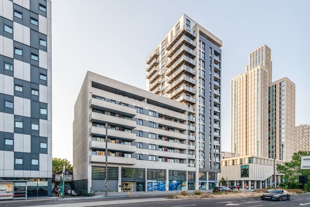 Modern Comfort: Stratford 3BR Duplex
