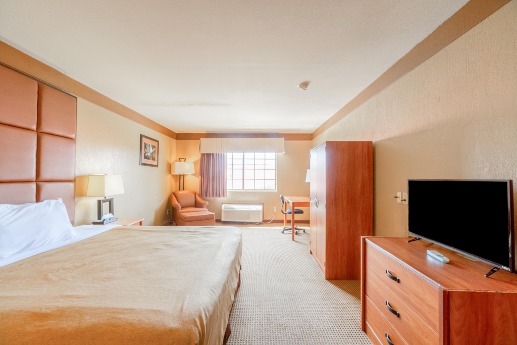Days Inn & Suites by Wyndham Beeville — 3
