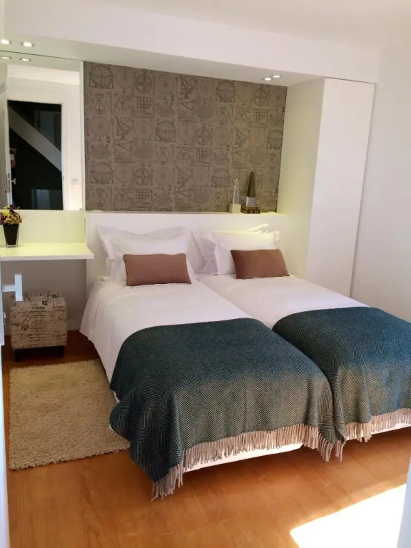 Double room with street view (full double bed)