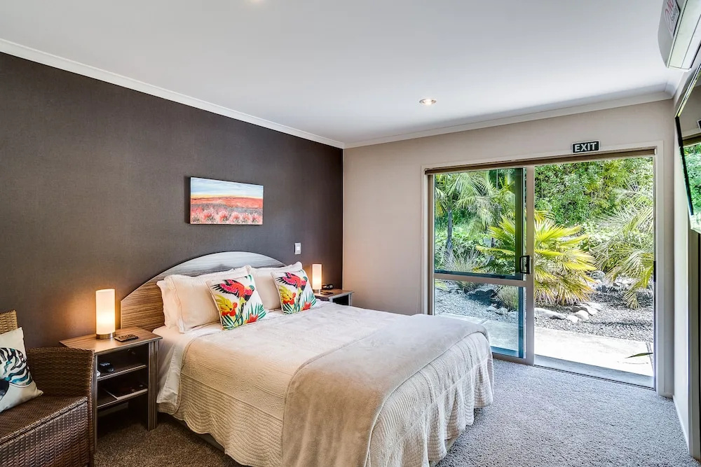 Standard Double room with harbour view (full double bed)