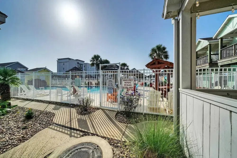 Shared Pool & Playground 2blocks to Town/eateries Pirate's Lair by Avantstay