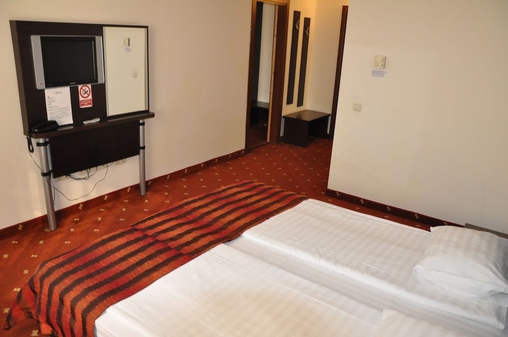 Hotel Roberts — 4
