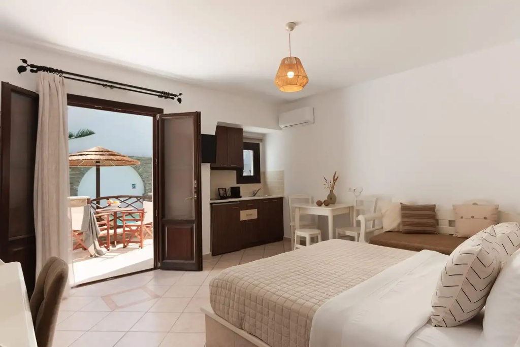 Standard Triple room with pool view