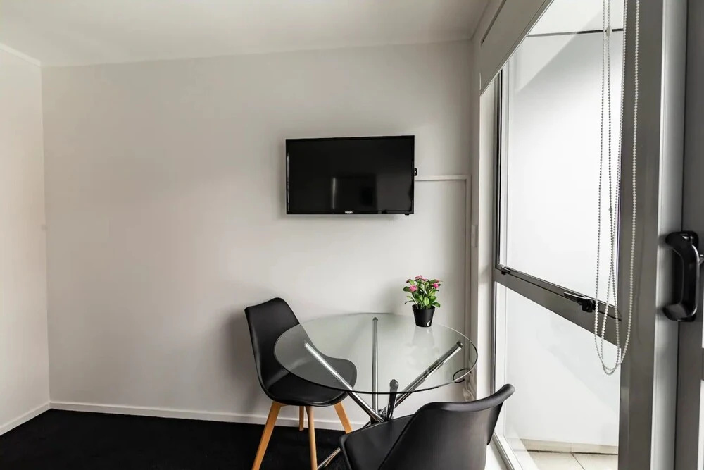 2 Bedroom High-rise Apartment With Harbour Views