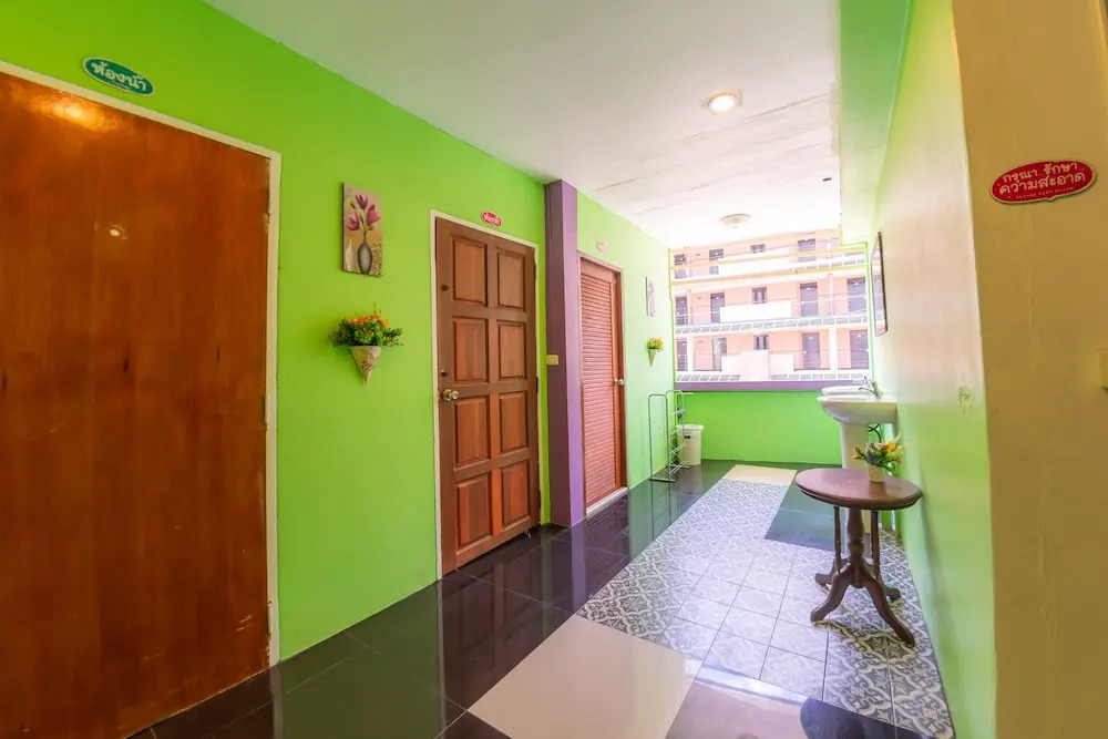 Кровать в общем номере в Enrico Hostel Patong