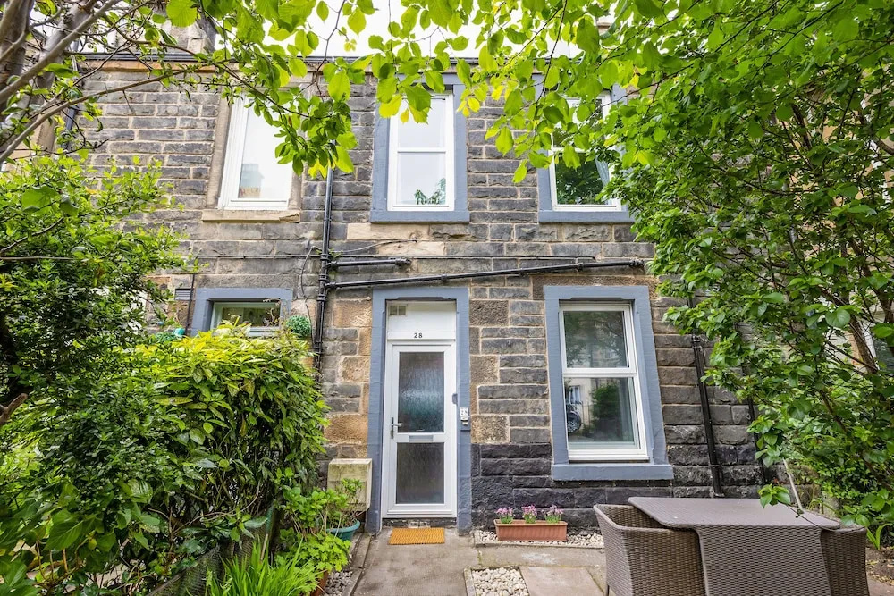 JOIVY Charming 1-Bed Ap Near Leith Links W/ Patio
