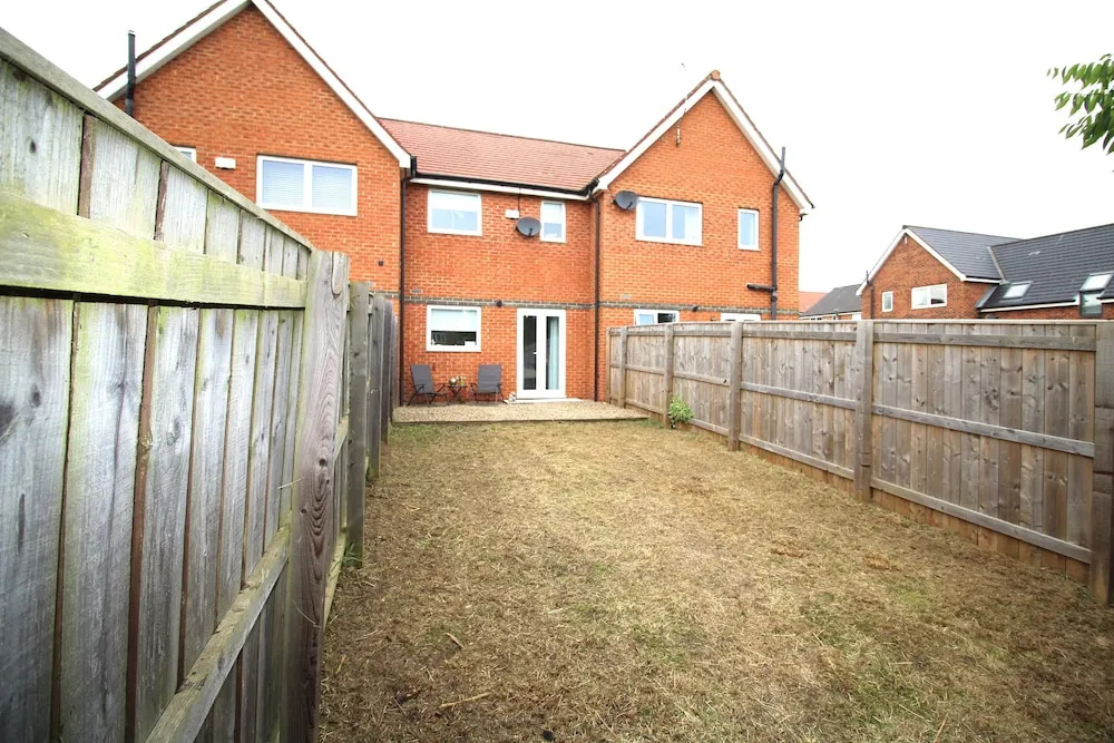 2 Bed House - Large Garden - Pet Friendly