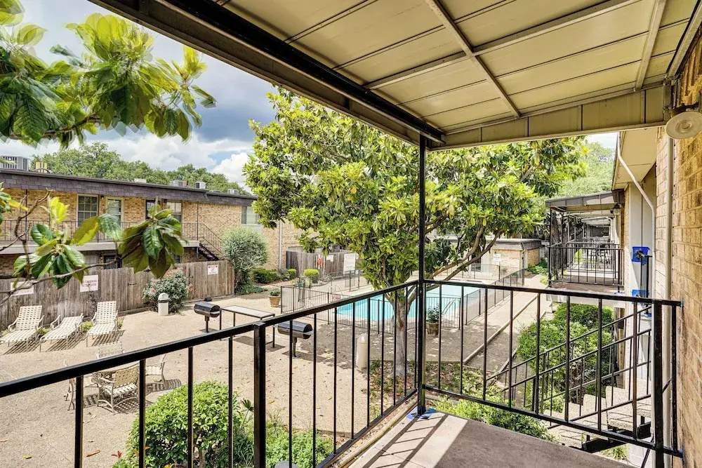 Condo 9 Mi to Dtwn Dallas: BBQ By the Pool!