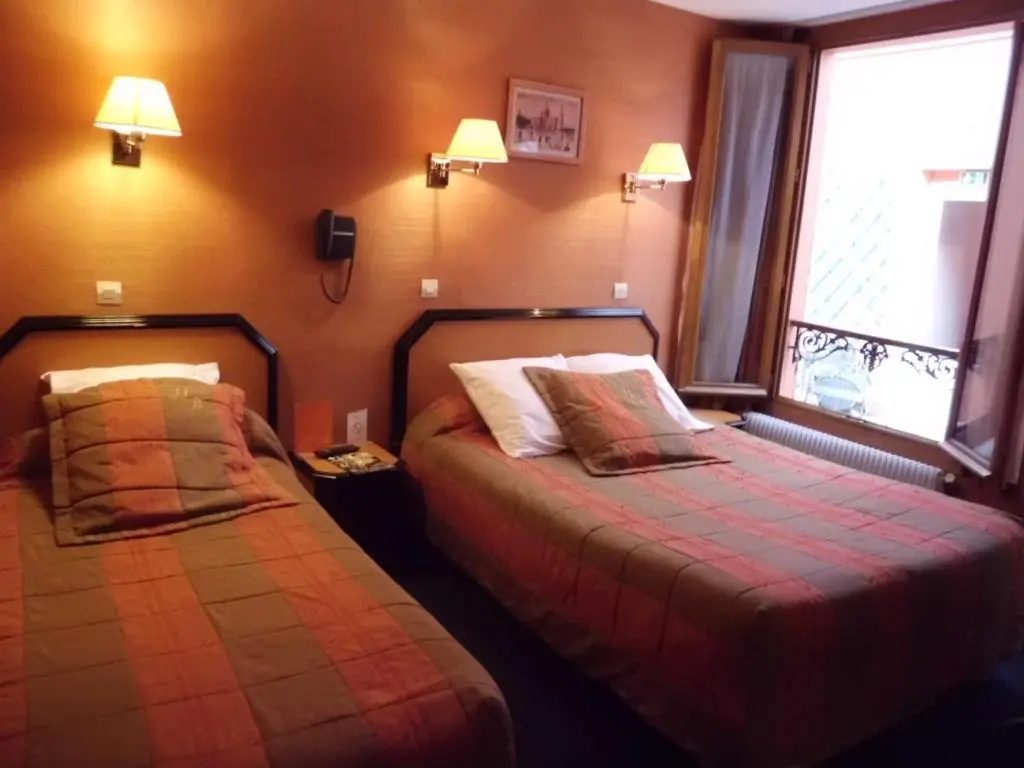 Standard Triple room