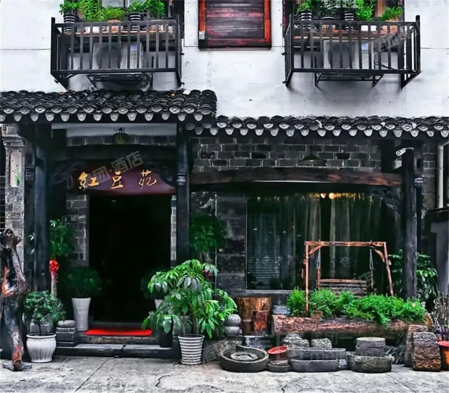 Butterfly Loves Flower Inn