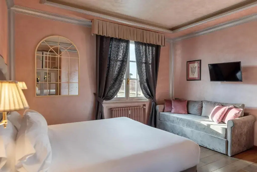 Suite with city view