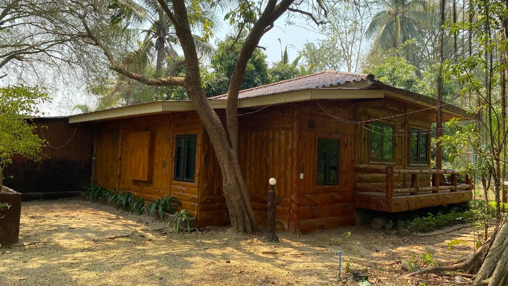 四個帶有陽台和園景的木屋，配備雙床