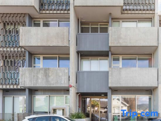 Petone Studio - Balcony, Bath Tub, Sleeps 2
