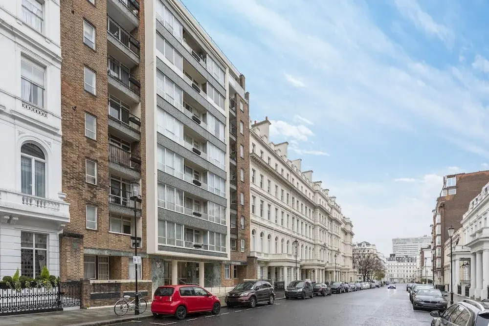 Modern 2BR Flat Minutes From Kensington Gardens
