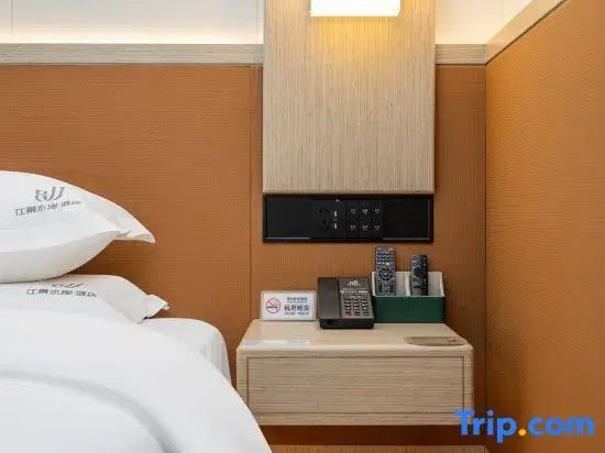 Standard Double room with street view (full double bed)