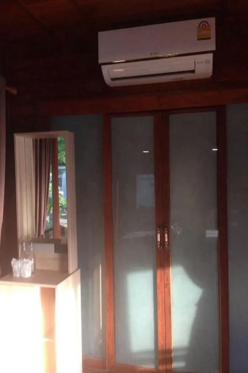 Двухместный коттедж с балконом двуспальная кровать в Check In & Chill Out Laem Sok Pier