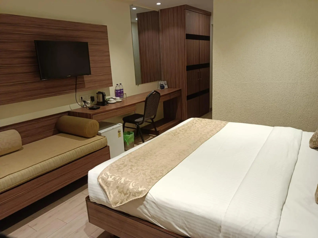 Deluxe room with pool view