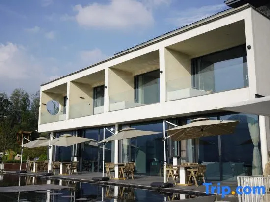 Mount Qingcheng · Moon Close to People Cliff Private Hot Spring Boutique Stay in Chengdu