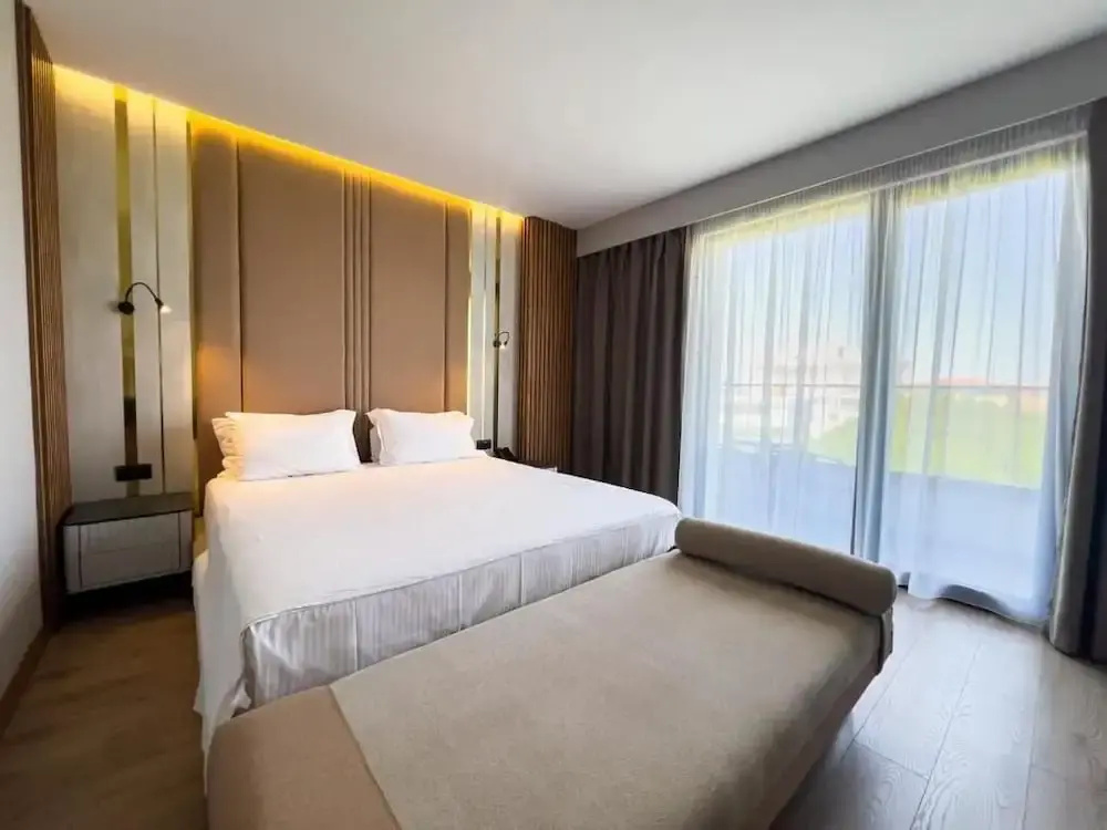 Deluxe Double room with pool view (full double bed)